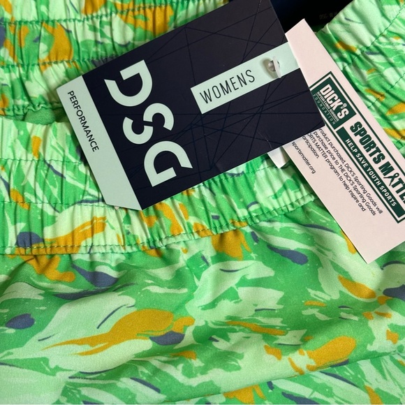 NWT - DSG Women's Mid rise stride run shorts with built in brief - Large - Picture 4 of 11